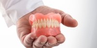 Jak pečovat o zubní protézu