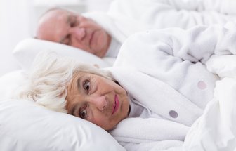Příčiny a léčba nespavosti u seniorů