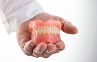 Jak pečovat o zubní protézu